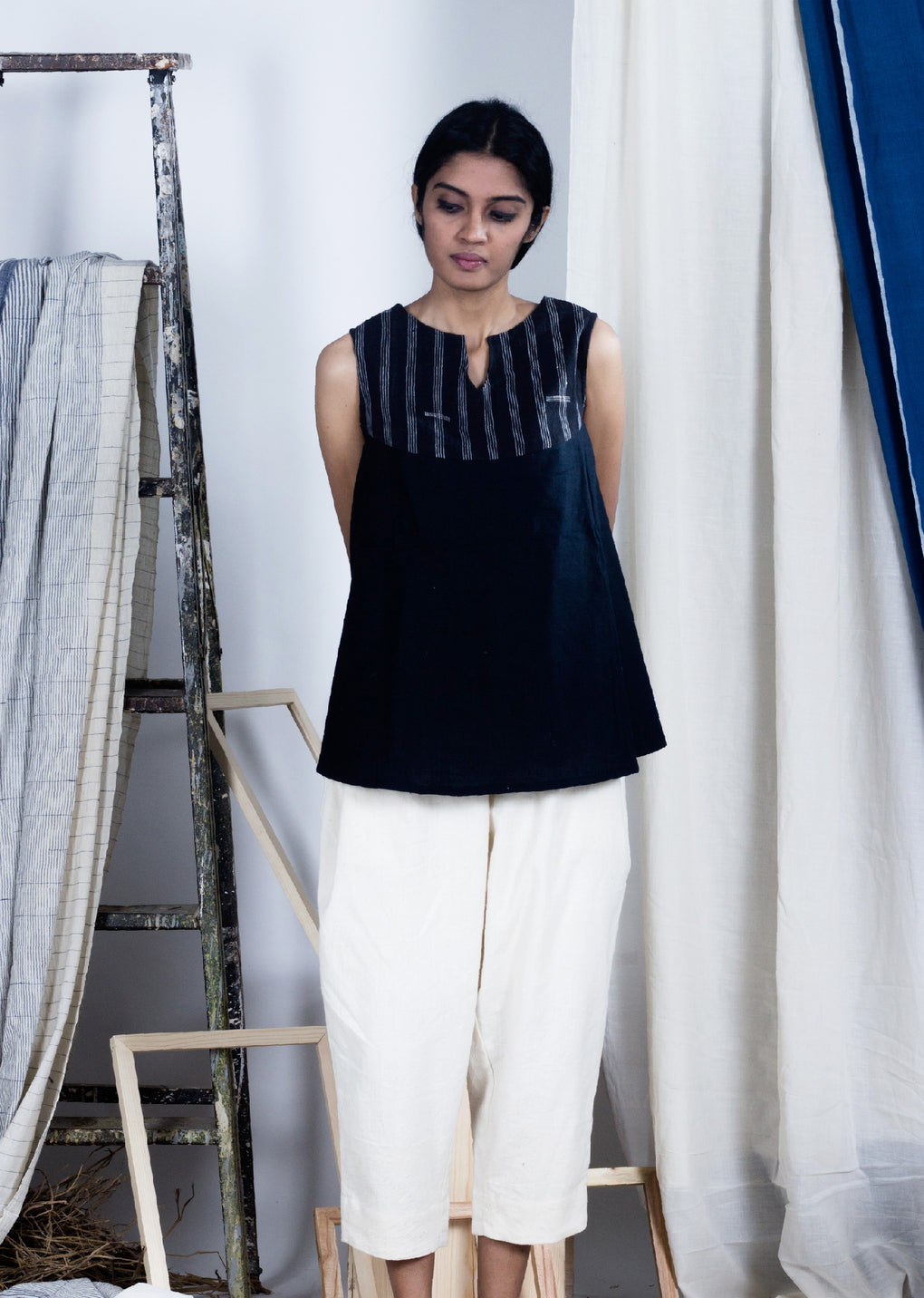 Inakadate - Black Sleeveless top - Karnam